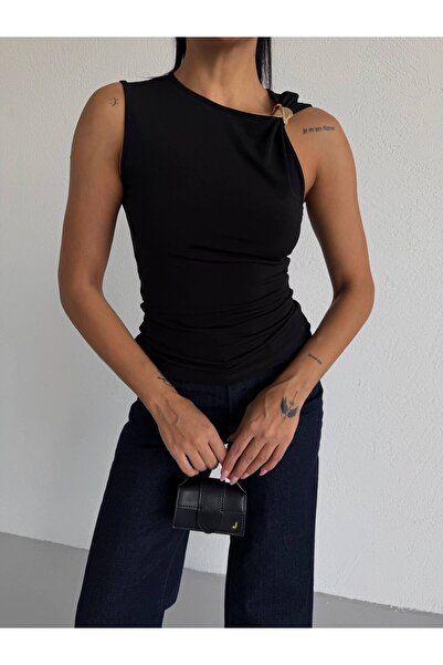 QUTTA Γυναικεία μαύρη μπλούζα με έναν ώμο και αξεσουάρ, με λαιμόκοψη ποδηλάτο...