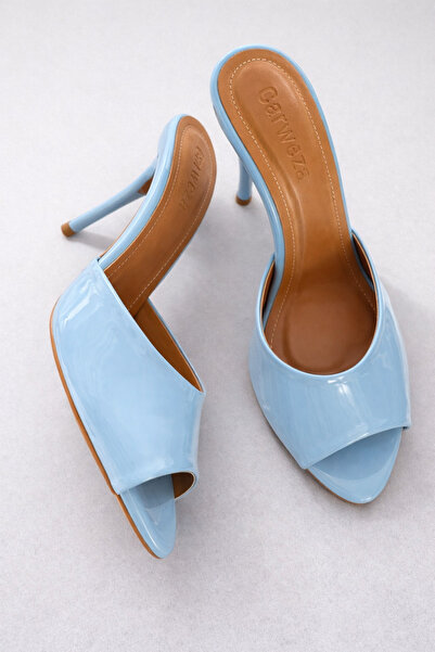 carweza Παντόφλες με τακούνι από μπλε λουστρίνι Anais