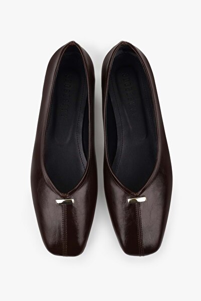 Shoeberry Γυναικείες μπαλαρίνες Viana Brown με χρυσή αγκράφα