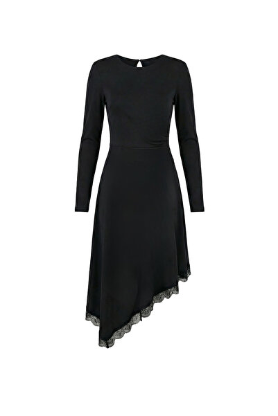 Sezgi Tekin Ασύμμετρο μαύρο φόρεμα με δαντέλα στο τελείωμα της φούστας
