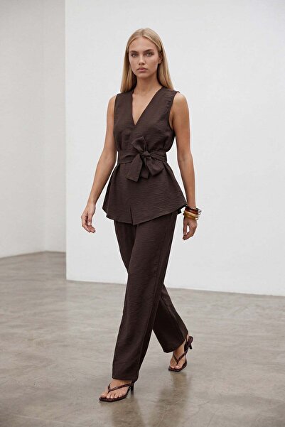 Trend Alaçatı Stili Γυναικεία καφέ φόρμα με λαιμόκοψη V και δέσιμο στη μέση A...