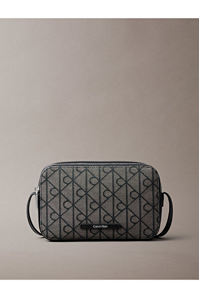 Calvin Klein حقيبة كتف نسائية من Emblem Aop Jacquard Camera
