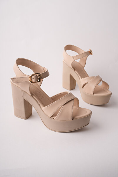 Madam Tarz NVL-162 Σανδάλια με χοντρό τακούνι και χιαστί λουράκια