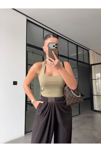 BB Bensu Buyruk ΜΠΛΟΥΖΑ ΜΕ ΛΑΙΜΟ ΠΟΥ ΔΙΑΤΙΚΤΑΙΓΝΥΕΙ ΤΟΝ ΛΑΓΟ ΣΤΟ ΛΟΧΟ ΤΟΥ ΛΑΒ...