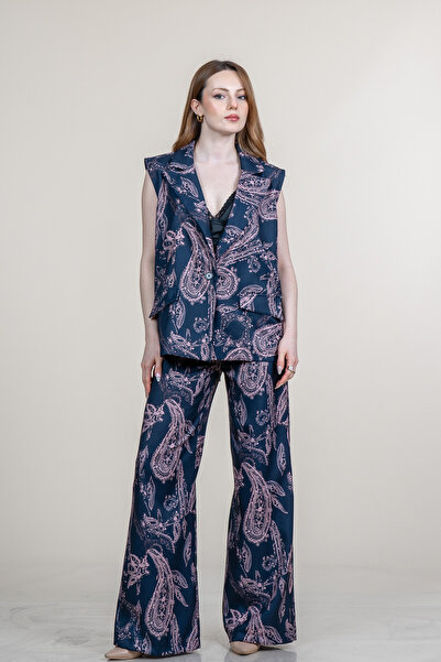 MissVina Μπουφάν με σχισμή στην πλάτη, γιλέκο με γιακά και παντελόνι με ζώνη ...