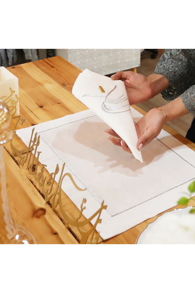 Dakakeen Concept طقم مفرش طاولة ومناديل من الكتان بتصميم ديرفيش مع تطريز فضي ...