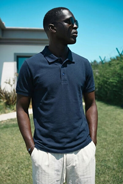 MATERIAL Ανδρικό βαμβακερό μπλουζάκι Comfort σε μπλε ναυτικό χρώμα με λαιμόκο...