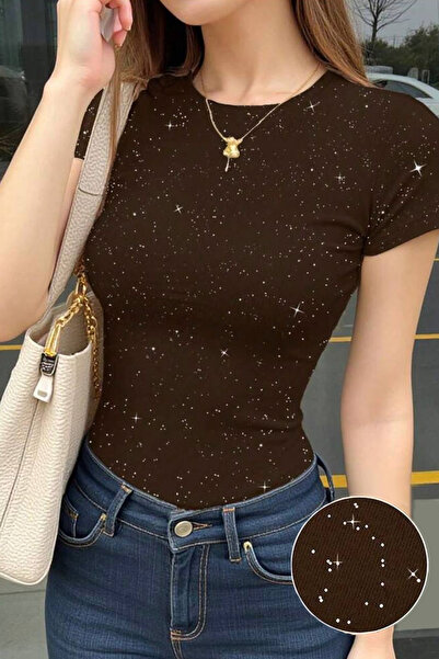 İlayda Toprak Μπλούζα με κοντό μανίκι και λαιμόκοψη ποδηλάτου, σε καφέ χρώμα ...