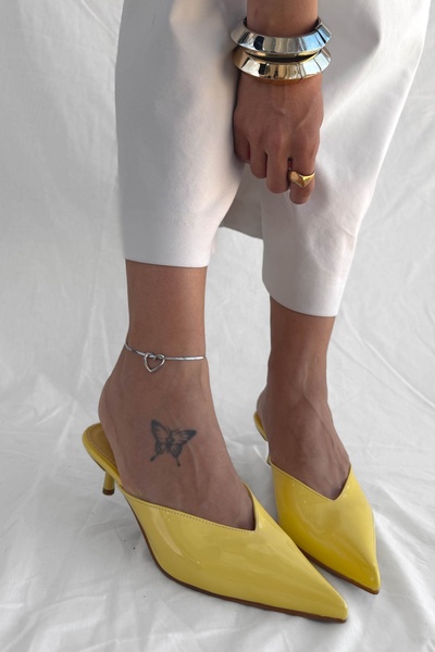 Shoebutik شبشب نسائي بسيط من الجلد الأصفر اللامع بكعب صغير