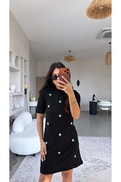 Buket Teke Μαύρο φλοράλ φόρεμα με πέτρινη λεπτομέρεια και λεπτομέρειες από μο...