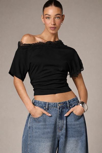 WEEST MODA Μαύρο μπλουζάκι με λαιμόκοψη καγιάκ, δαντελένια λεπτομέρεια, κοντά...