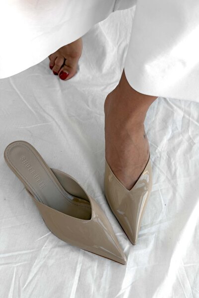 Shoebutik شبشب نسائي بسيط من الجلد اللامع باللون البيج بكعب صغير