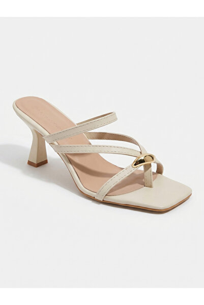 Yula Fashion Shoes Γυναικείες παντόφλες Mira με χρυσά αξεσουάρ και λεπτομέρει...