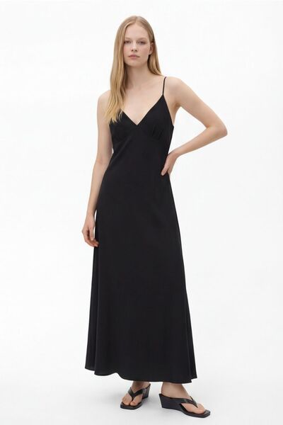 Quzu Μακρύ φόρεμα με λαιμόκοψη V και χιαστί λουράκια, μαύρο