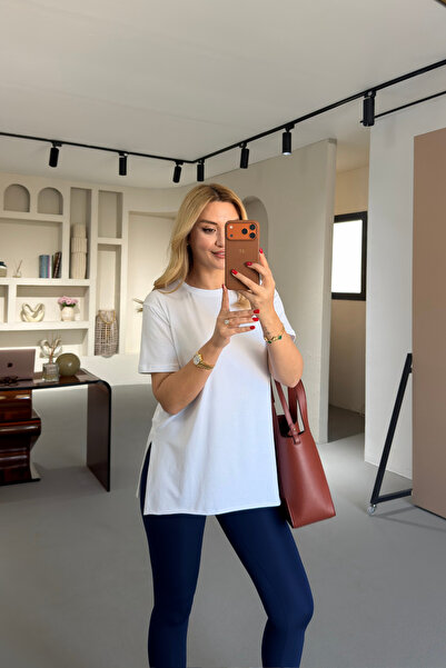 Sezgi Tekin Λευκό βαμβακερό μπλουζάκι με σκίσιμο και oversized εφαρμογή