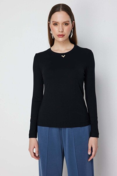 ON Μπλούζα με λαιμόκοψη με μεταλλικά αξεσουάρ