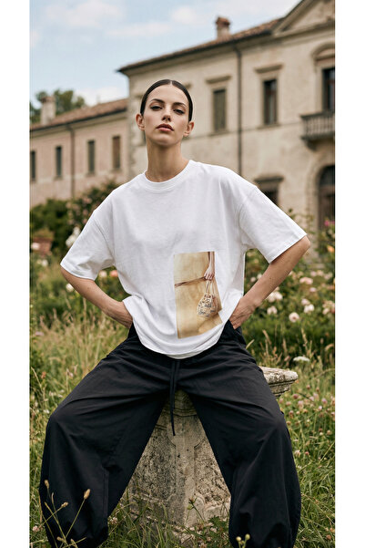 Amia&Co. Εκρού Oversize Crew Neck Minimal Bag Λεπτομερές εμπριμέ μπλουζάκι με...