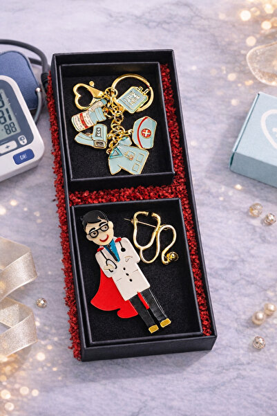 PULİNİN DÜKKANI Doktor Temalı Hediye Seti – Anahtarlık & Yaka İğnesi Özel Tas...