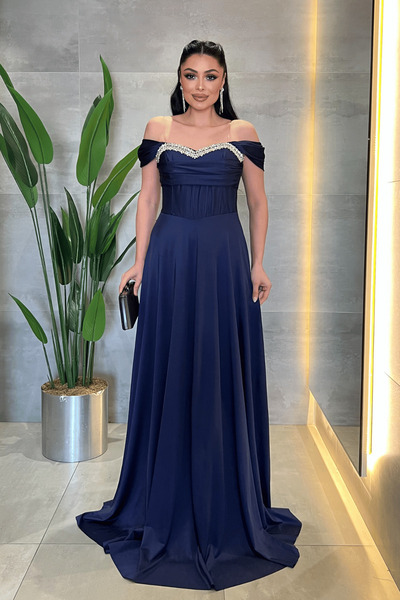 giyimmasalı Βραδινό φόρεμα από σατέν ύφασμα με λεπτομέρεια από πέτρα Balen - ...