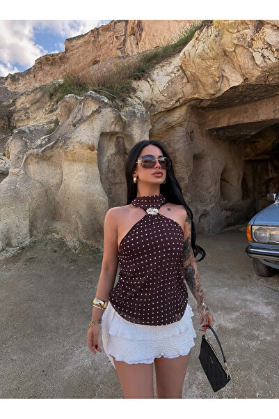 kırmızı butiks Καφέ μπλούζα με πόρπη στο γιακά και πουά σχέδιο