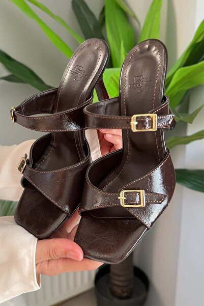 Preshley Γυναικείες παντόφλες Meli Brown με δύο κουμπώματα και τακούνι 9 εκ.