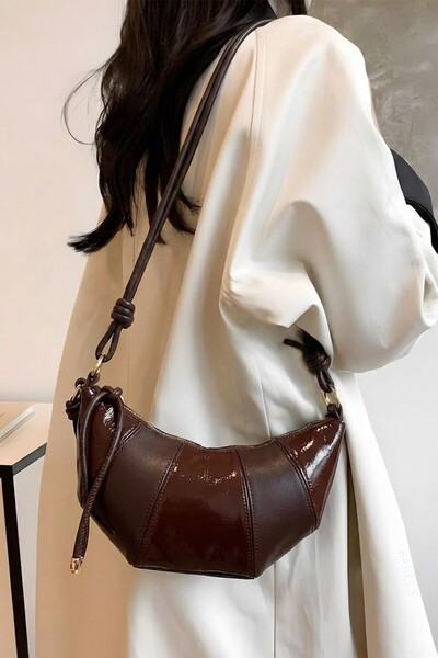 BAHELS Γυναικεία τσάντα ώμου από λουστρίνι σε άγχρωμο καφέ κρουασάν