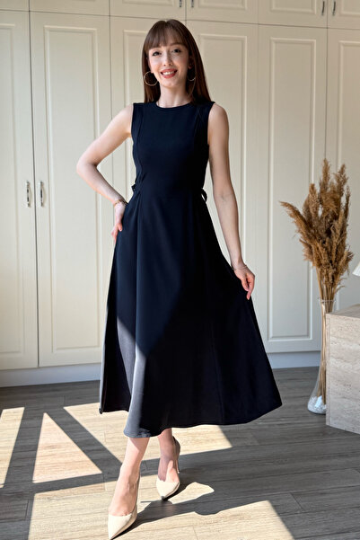 Dilay Gökoğlu Butik Μίντι φόρεμα σε σκούρο μπλε με λεπτομέρεια ζώνης στα πλαϊνά