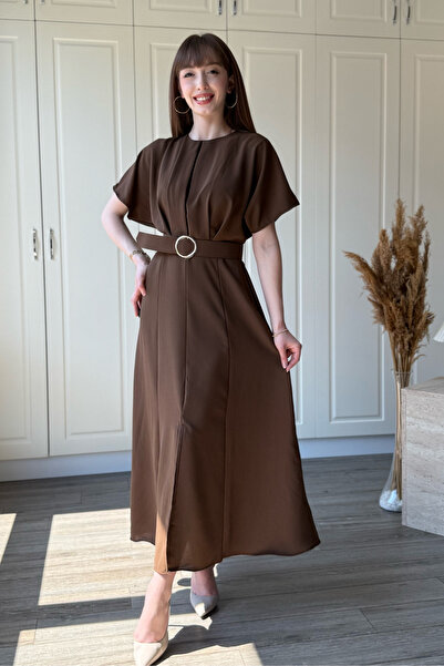 Dilay Gökoğlu Butik Κομψό καφέ φόρεμα μίντι με ζώνη, ντραπέ στο στήθος και σκ...