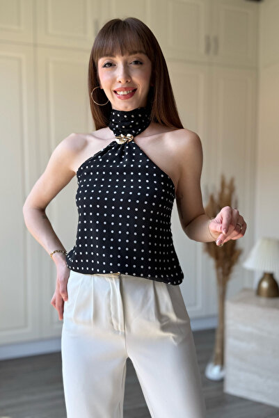 Dilay Gökoğlu Butik Μαύρη μπλούζα με πουά σχέδιο και αξεσουάρ λαιμού