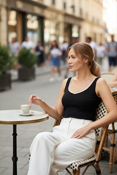 Mossta Μπλούζα με λαιμόκοψη καρδιά - Μαύρη