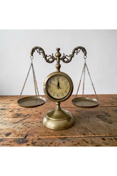 Bahat Antika Tarzı Metal Gold Eskitme Adalet Terazisi Masa Saati 44*49 cm