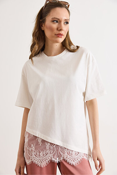 Olalook Γυναικείο λευκό ασύμμετρο βαμβακερό μπλουζάκι με λεπτομέρεια από δαντ...