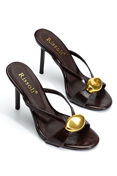RİSSOLİ Γυναικείες παντόφλες με λεπτό τακούνι, καφέ λουστρίνι, με λεπτομέρεια...