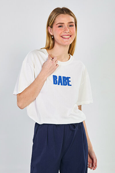 BARRELS AND OIL Γυναικείο T-Shirt με ανάγλυφο γράμμα "Babe" - Λευκό/Μπλε
