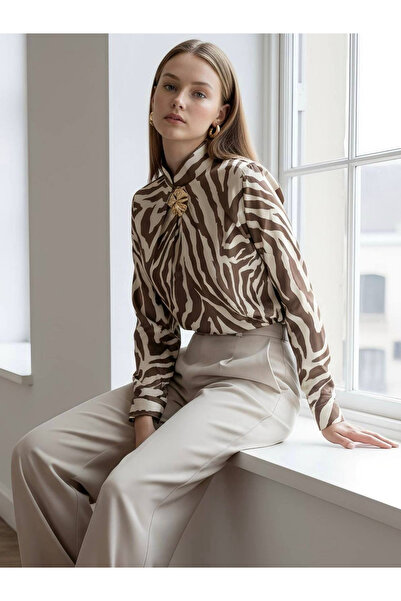 PERA MODA Μπλούζα με σχέδιο ζέβρας και χρυσή καρφίτσα