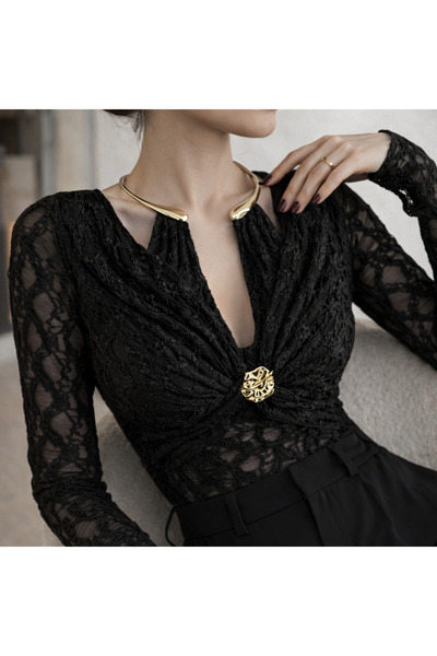 qeteen Women's Lace Brooch Detailed Metal Collared Stylish Blouse