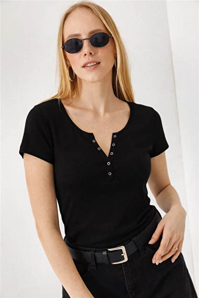 Fashion Friends Μαύρο γυναικείο T-shirt με λεπτομέρεια κουμπιού στο λαιμό 26Y...