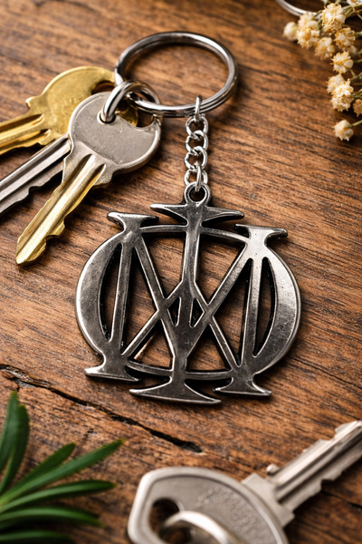 HER ŞEY NOTA www.herseynota.com Breloc unisex cu design cu litere din metal, ...