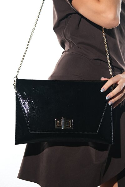 LuviShoes Γυναικεία τσάντα clutch MAORI από μαύρο τσαλακωμένο λουστρίνι