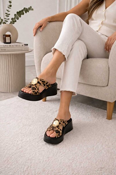 Melinta Shoes Melinta Gold Detay Dolgu Topuk Leopar Desen Kadın Terlik