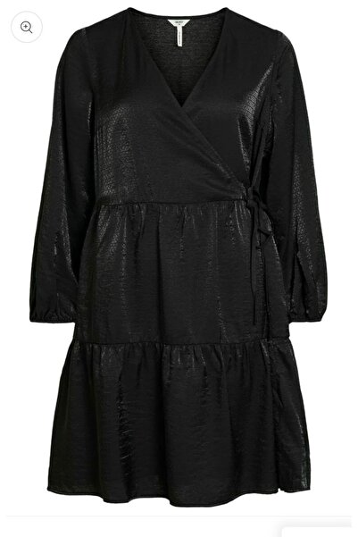 Object Μαύρο φόρεμα με γυαλιστερή υφή και κρουαζέ σχέδιο.