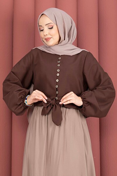 KEVRA بلوزة بتفاصيل ربط أمامية بأزرار - بلوزة بأكمام بالونية للموسم مع تفاصيل...