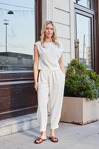 Jument Γυναικεία λινή μπλούζα με ασύμμετρη πλισέ κορδόνια στον λαιμό και κρεμ...