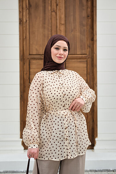 LOCCO قميص نسائي منقط بتفاصيل من التول مع ربطة خصر كريمية اللون