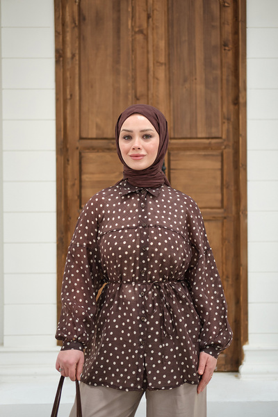 LOCCO قميص نسائي منقط بتفاصيل من التول مع ربطة خصر باللون البني