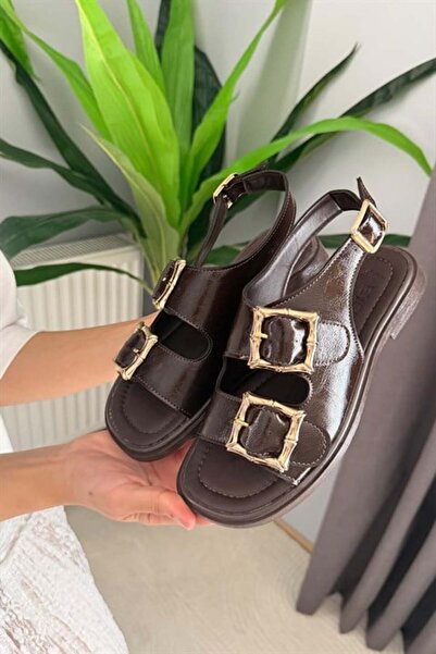 Les Passent Γυναικεία πέδιλα Miko καφέ λουστρίνι με λεπτομέρεια τριών αγκράφων