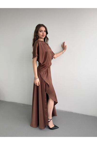 FMN Moda فستان أنيق من قماش الساتان الكامل بفتحة متقاطعة وذيل مموج وأكمام قصي...