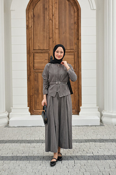 LOCCO Γυναικείο κοστούμι με φερμουάρ, λεπτομέρεια τσέπης και φούστα με δετή ζ...