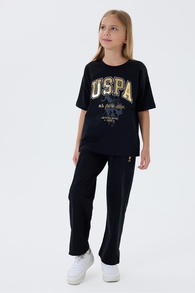 U.S. Polo Assn. طقم بناتي من 4-15 سنة من US Polo Assn مطبوع عليه نص (أسود)