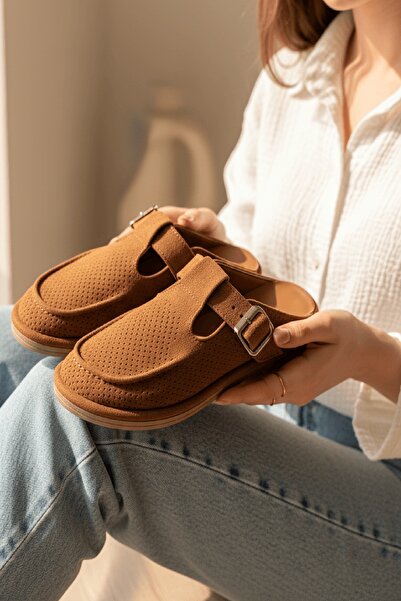 DİVOLYA Παντόφλες Doha Taba με σουέντ αγκράφα (με τακούνι 2 εκ.) με στρογγυλή...